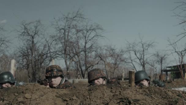 Skupina Vojáků Bojových Helmách Stojící První Linii Zákopu Byla Napadena — Stock video