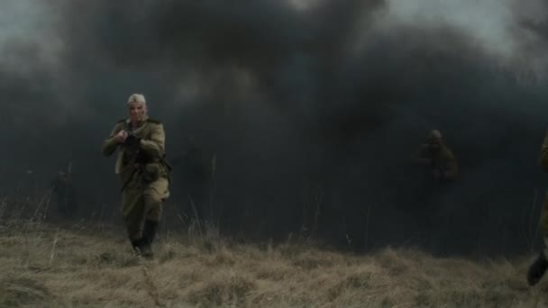 慢镜头下 红军部队穿过黑烟向敌人跑去 其中一名士兵中弹 第二次世界大战重演 — 图库视频影像