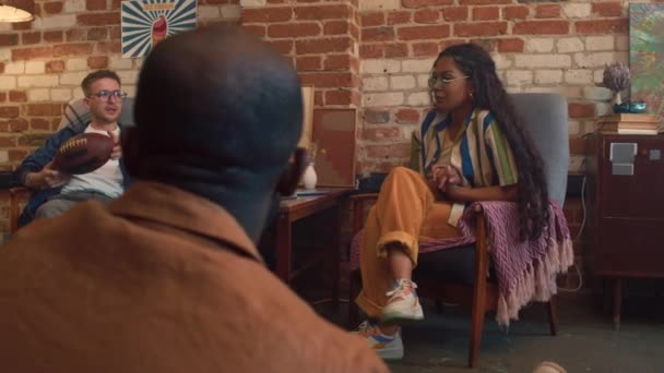 Etnik Açıdan Farklı Bir Grup Arkadaş Çatı Katındaki Minderlerde Koltuklarda — Stok video