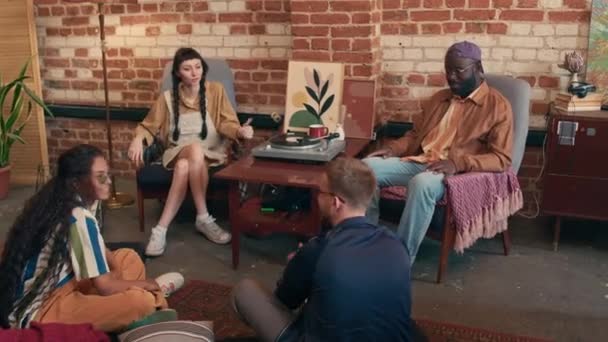Группа Афроамериканских Кавказских Сквоттеров Проводит Время Вместе Наслаждаясь Музыкой Играемой — стоковое видео