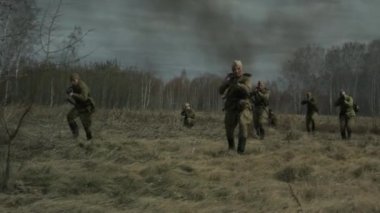 Kızıl Ordu 'nun ağır çekimde taarruz ettiği, askerlerden birinin vurulduğu, İkinci Dünya Savaşı canlandırması.