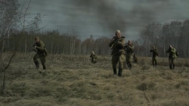 红军慢镜头长镜头展开进攻 其中一名士兵中弹 第二次世界大战重演 — 图库视频影像