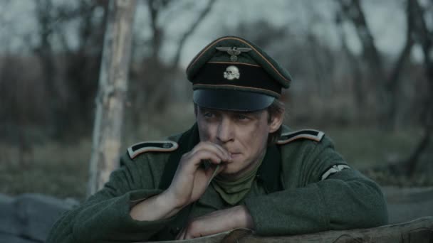 Średni Portret Oficera Wehrmachtu Stojącego Okopach Frontowych Gryzącego Trawę Myśląc — Wideo stockowe