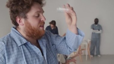 Psikiyatri hastanesinin seçmeli odak noktası. İlaçlarını alıyor. Sonra da dilini doktorlara gösteriyor.