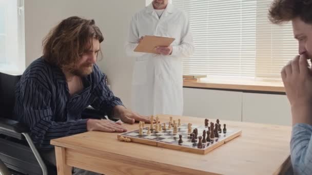 Deux Jeunes Hommes Atteints Troubles Mentaux Jouant Aux Échecs Psychiatre — Video