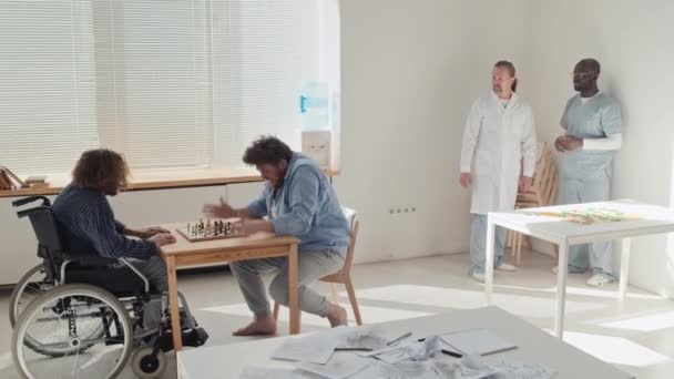 Mann Mit Psychischer Störung Spielt Schach Mit Mitpatienten Der Verrückt — Stockvideo