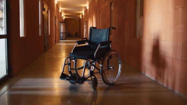 Nenhuma Pessoa Tiro Interior Cadeira Rodas Antigo Corredor Hospital Psiquiátrico — Vídeo de Stock