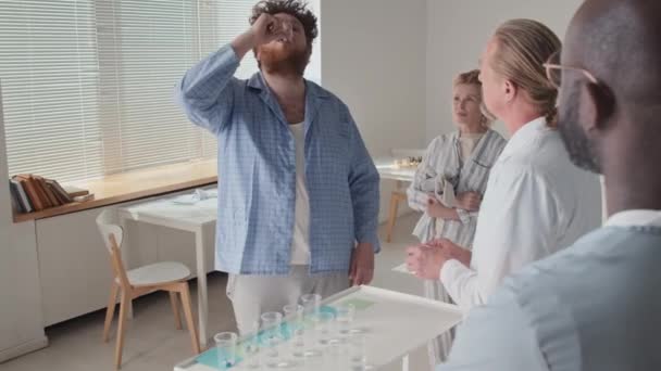 薬を飲んで 医師が口をチェックする キューに立った精神科病院の患者 — ストック動画