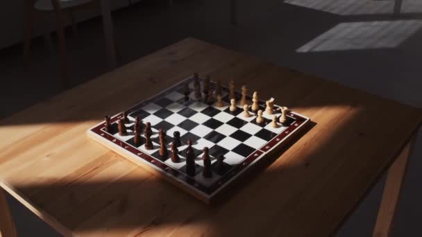 Немає Людей Високим Кутом Знімання Шахівниці Шаховими Фігурами Дерев Яному — стокове відео