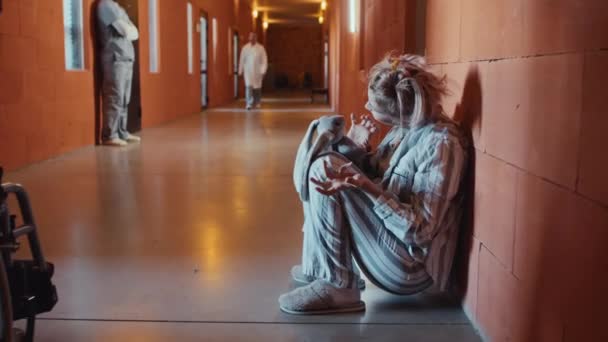 Selectieve Focus Shot Van Vrouw Met Schizofrenie Zittend Psychiatrische Ziekenhuis — Stockvideo
