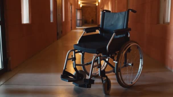 老精神病医院空旷走廊中没有人选择性地集中拍摄轮椅的内部镜头 — 图库视频影像
