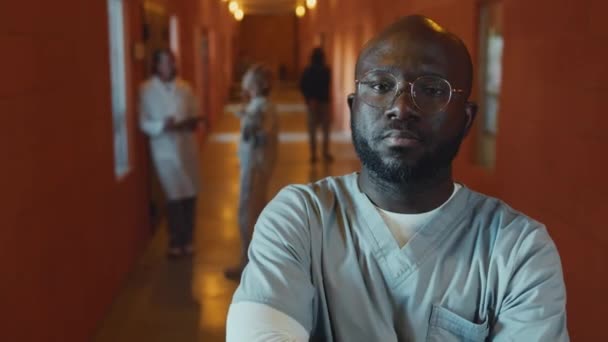 Střední Detailní Portrét Vousatého Afroamerického Lékaře Pracujícího Psychiatrické Léčebně Stojící — Stock video