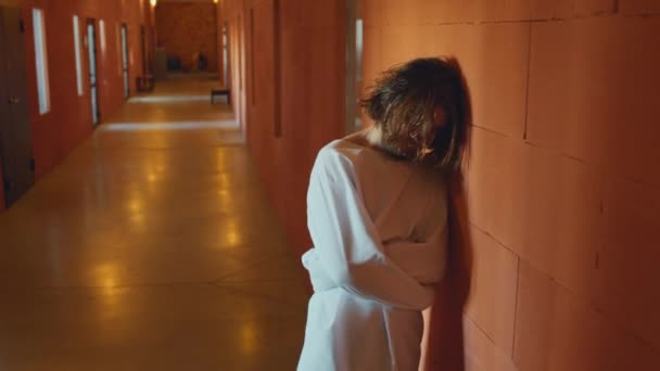 身穿紧身衣站在走廊上的乱蓬蓬的精神分裂症患者的中影 — 图库视频影像