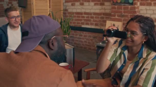 Joyeux Jeune Femme Noire Tenant Caméra Enregistrement Vidéo Lors Fête — Video