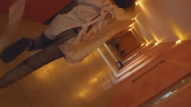 Şizofreni Hastası Deli Gömleği Giymiş Koridorda Hoplayıp Zıplarken — Stok video