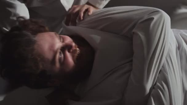 Médecin Méconnaissable Travaillant Dans Hôpital Psychiatrique Retenant Patient Violent Camisole — Video