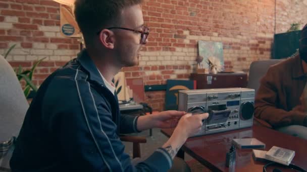 Genç Beyaz Adam Ses Kasetini Seçiyor Müzik Açıyor Arkadaşlarıyla Çatı — Stok video