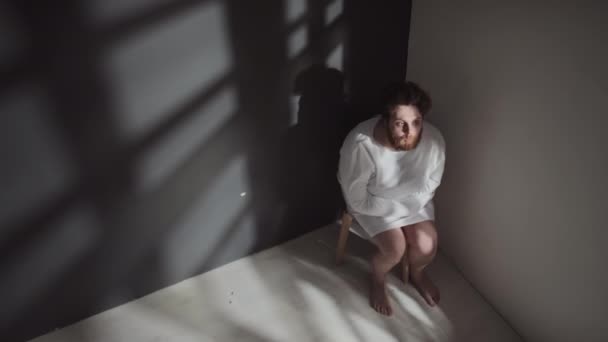 Weitwinkelaufnahme Eines Schizophrenen Kaukasiers Mit Zwangsjacke Der Auf Einem Stuhl — Stockvideo
