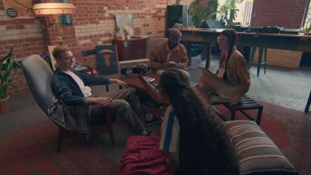 Terk Edilmiş Evde Oturup Müzik Dinleyen Video Kaydeden Birlikte Zaman — Stok video