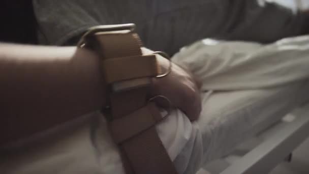 Seçici Odak Noktası Zihinsel Hastalığı Olan Kolları Hastane Yatağına Bağlı — Stok video