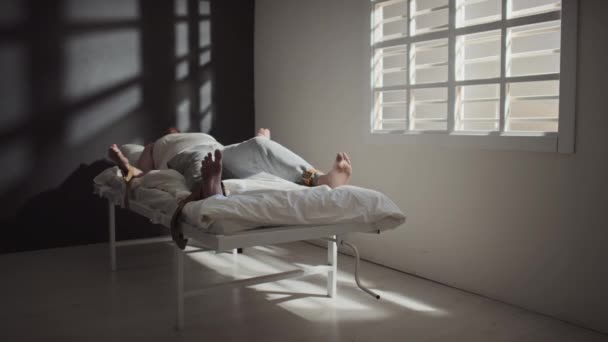 Longo Tiro Homem Caucasiano Com Transtorno Mental Deitado Cama Hospital — Vídeo de Stock