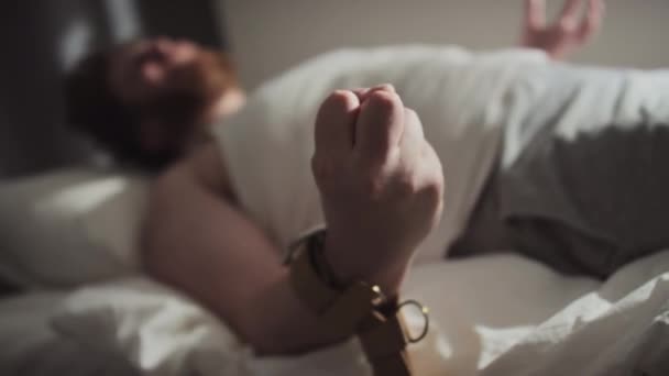 Kafkas Erkek Hastanın Seçmeli Odak Noktası Hastane Yatağına Bağlanmış Kemer — Stok video