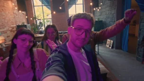 Genç Gecekonducuların Parti Sırasında Arkadaşlarıyla Dans Ederken Kamera Kaydını Tutarken — Stok video
