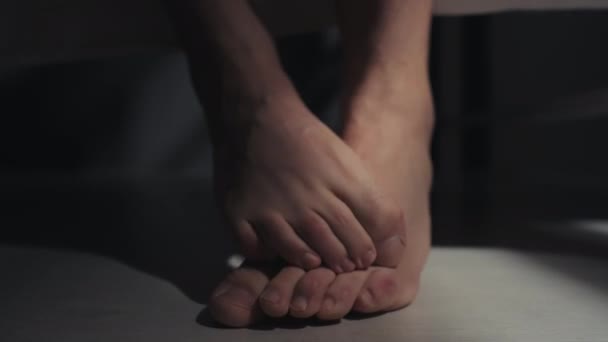 Крупный План Неузнаваемого Пациента Шизофренией Сидящего Кровати Палате Двигающего Ногами — стоковое видео