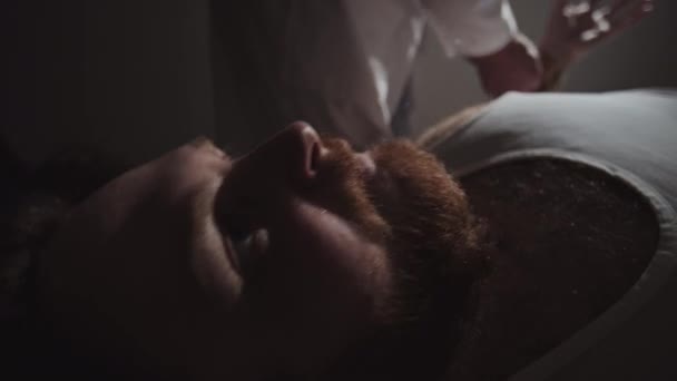 Şizofreni Hastahane Yatağına Bağlanmış Sakallı Genç Adamın Seçici Odak Noktası — Stok video
