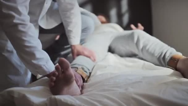 Akli Dengesi Bozuk Agresif Hastayı Kemer Kullanarak Hastane Yatağına Bağlayan — Stok video
