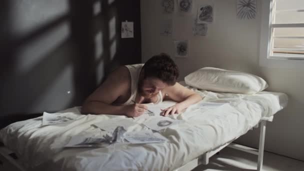 Jeune Homme Caucasien Schizophrène Assis Sur Sol Dans Salle Hôpital — Video