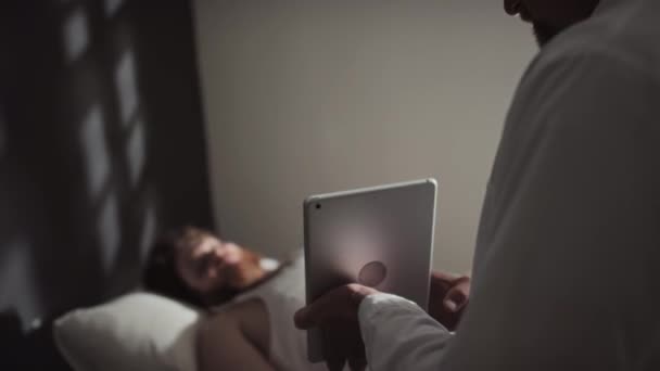 Selektivní Snímek Psychiatra Ukazující Něco Digitálním Tabletu Pacientovi Mentální Poruchou — Stock video