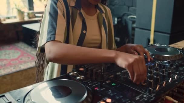Inclinado Retrato Joven Elegante Afroamericano Mezclando Música Usando Controlador Durante — Vídeos de Stock