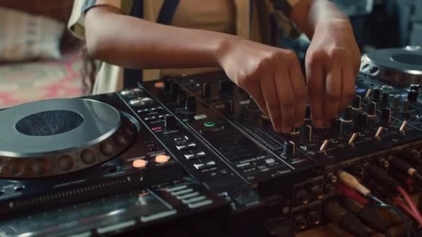 파티에서 음악을 인식할 소리의 선택적인 클로즈업 — 비디오