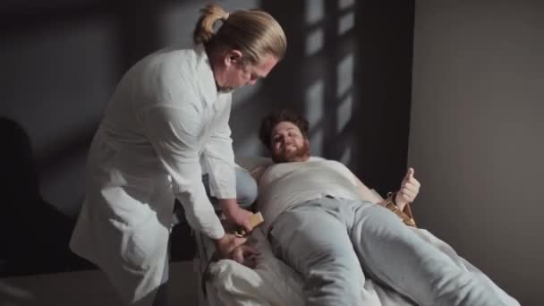 Akli Dengesi Bozuk Agresif Hastayı Kemer Kullanarak Yatağa Bağlayan Olgun — Stok video