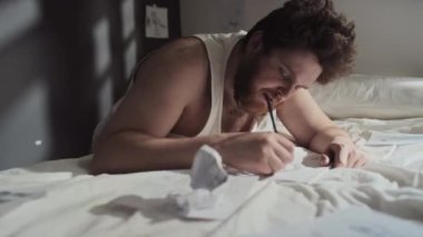 Şizofreni hastası bir adamın portresi. Koğuşunda oturmuş kurşun kalemle resimler çiziyor.