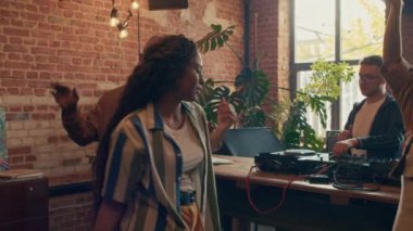 Yavaş çekim, şık genç gecekonducuların müzik eşliğinde dans etmesidir. Karıştırıcıyı çatı katında kullanırlar.