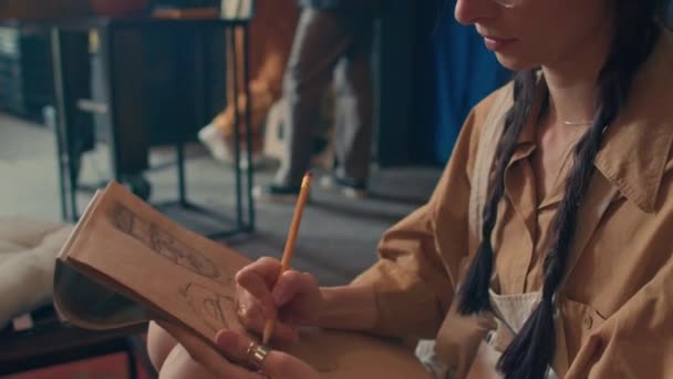 Вибіркове Середнє Крупним Планом Знімок Творчої Молодої Жінки Окулярах Малює — стокове відео