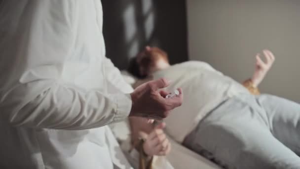 Plan Sélectif Médecin Adulte Travaillant Dans Hôpital Psychiatrique Qui Injecte — Video