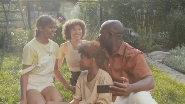 Uomo Afroamericano Sua Moglie Caucasica Loro Figli Trascorrono Del Tempo — Video Stock
