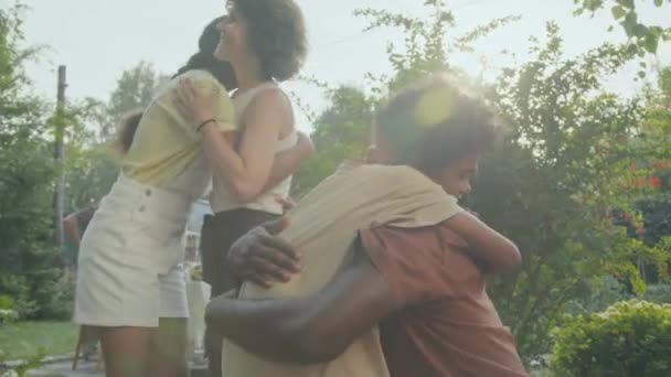 Afroamerikansk Pojke Och Flicka Hälsar Sina Släktingar Med Kramar Fest — Stockvideo