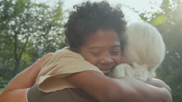 Slow Motion Närbild Glada Afroamerikanska Pojke Kramar Sin Vita Farfar — Stockvideo