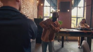 İki erkek gecekonducunun, terk edilmiş evde parti sırasında müzik eşliğinde dans etmesi genç bayan DJ 'in el kamerası görüntüsü.