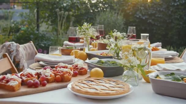 Ihmisiä Valikoiva Keskittyä Laukaus Pöydän Asetettu Kotitekoisia Ruokia Limonadia Appelsiinimehua — kuvapankkivideo