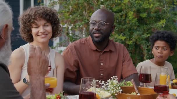 Siyahi Adamın Orta Boy Portresi Beyaz Karısı Oğulları Arka Bahçede — Stok video