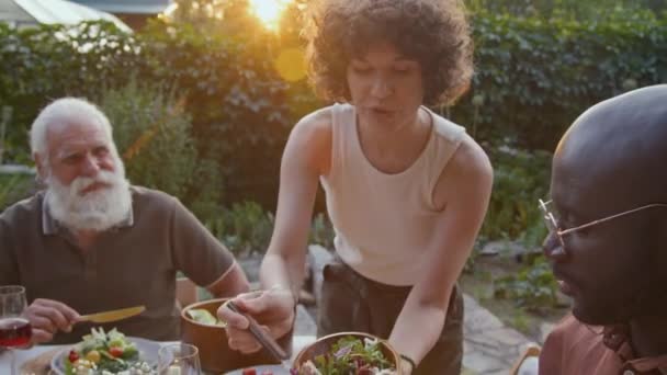 Kaukázusi Friss Salátát Osztogat Családi Vacsora Alatt Nyáron Udvaron — Stock videók
