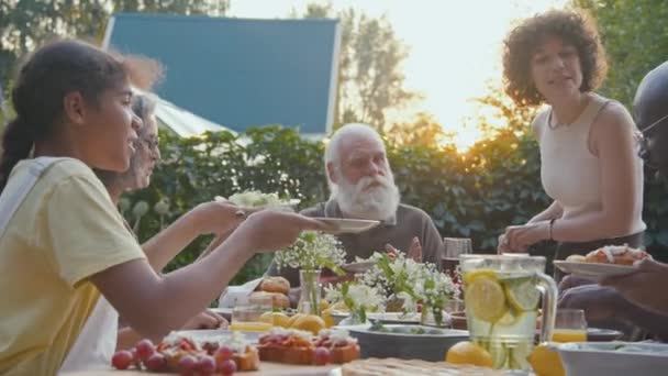 야외에서 샐러드 밖으로 Dishing 식탁에 즐거운 코카서스 — 비디오