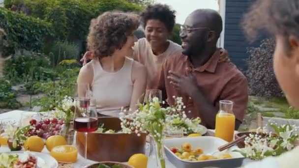 Veselý Černoch Běží Svým Rodičům Objímá Klábosí Během Rodinné Večeře — Stock video