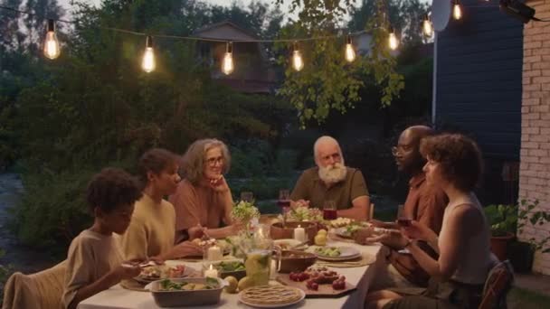 Família Moderna Etnicamente Diversa Passando Noite Verão Juntos Jantando Quintal — Vídeo de Stock