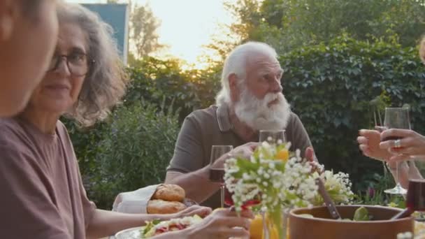 Starszy Mężczyzna Kobieta Siedzący Przy Stole Jedzący Posiłek Rozmawiający Członkami — Wideo stockowe